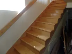 Escalier sablé et vernis